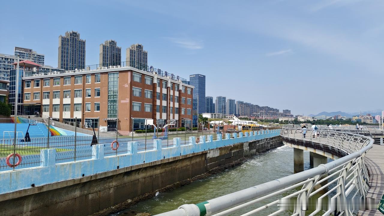 青岛崂山区东海路上的银海学校，绝对是青岛学校里的“海景天花板”🌊站在操场上