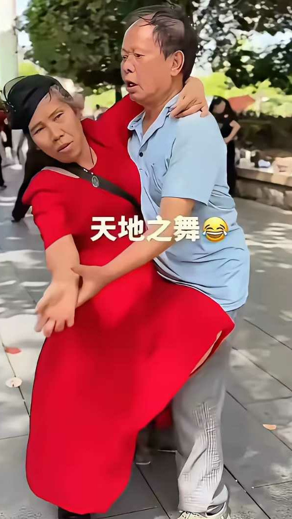 不问你年龄多大，跳舞必须要注意形象！更何况是你的家人看到好尴尬。