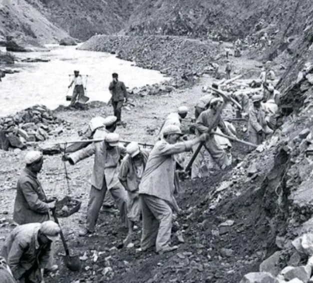 1952年，在我军驻藏部队的营地，突然有1个人冲进18军军部，推开警卫员，一个箭