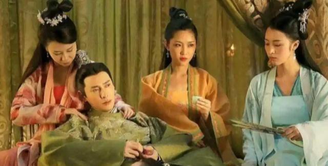 1564年，严世蕃的27位妻妾，正伺候他吃饭，突然百名锦衣卫破门而入，锦衣卫指挥