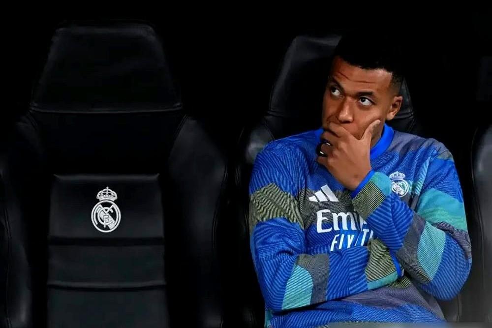 谁能想到，家里停着价值230万美元的豪车，27岁的足球巨星姆巴佩，还得靠司机接送