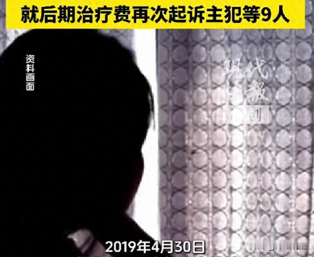 湖北咸宁，55岁男子做生意不顺，恳求酒吧的老板娘，带着14岁的女生到宾馆开了房。