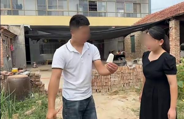 你喜欢吃真正的母乳雪糕吗？刚看到一位哺乳期的女子，把自己宝贝吃不完的母乳做成雪糕