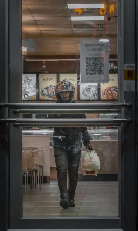 我曾经为了减肥尝试轻断食，直接就把外卖戒了。入夏那阵轻断食超火，看到那些马甲线对