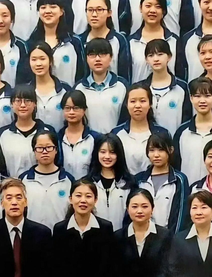 “不愧是明星，在普通人里脱颖而出”​​​
