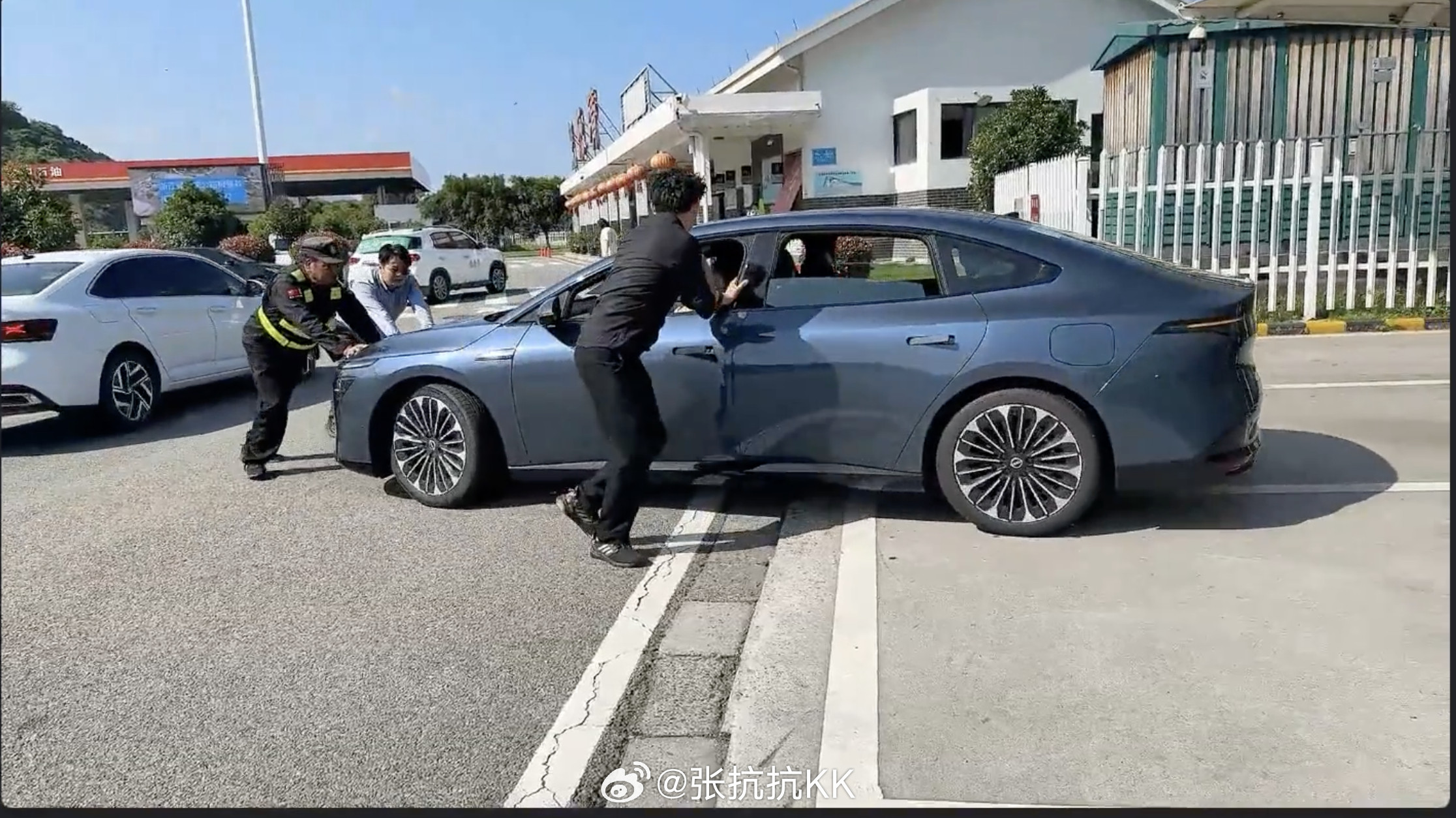 1111公里只充1次电东风日产N7续航挑战到达了浙江省乐清停车区，正在充电。一