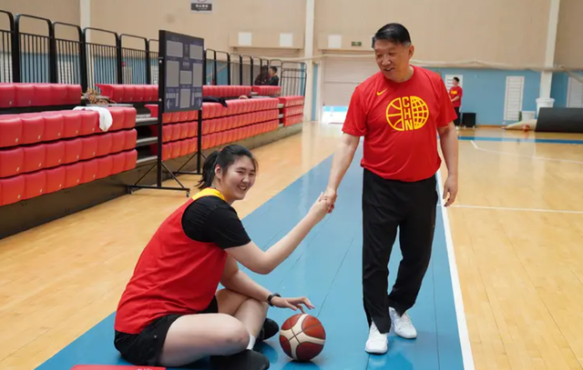 近日中国女篮最新集训!2米23张子宇惊艳全场,李梦颜值实力并存