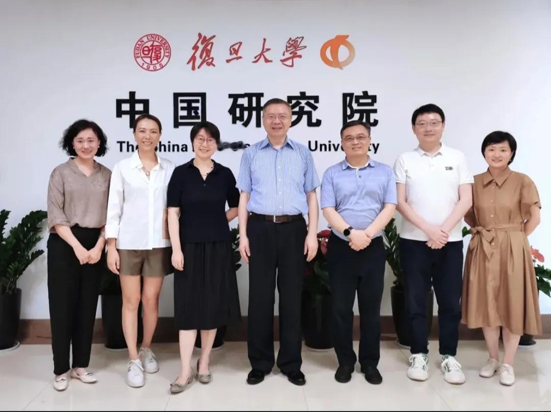 贵客来访，张维为教授表示热烈欢迎。时间是6月27日，地点在复旦大学中国研究院。