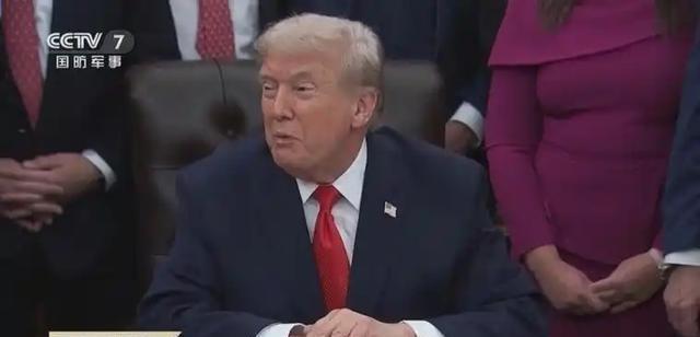 美国突袭中国商船，很多人以为这是咱们吃了个哑巴亏。错了！这哪是吃亏啊，分明是特朗