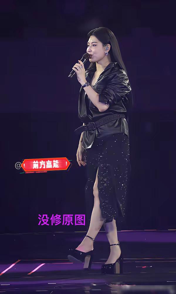 张柏芝，开演唱会的照片，感觉老的有点快，还是这化妆师的原因呢？你们觉的呢！