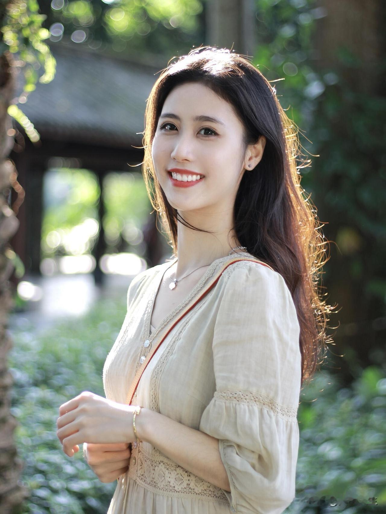 生命虽短但灿烂如初见的茶花教会我们应珍惜每一个当下瞬间。