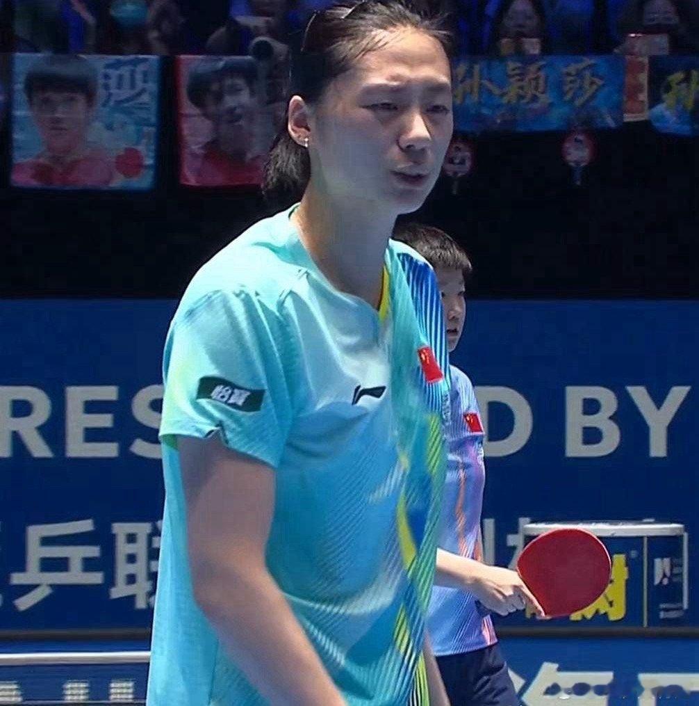 陈熠还是输了，一脸的无奈和不甘。陈熠和莎莎比赛没开始，弹幕都是莎莎加油打爆她，现