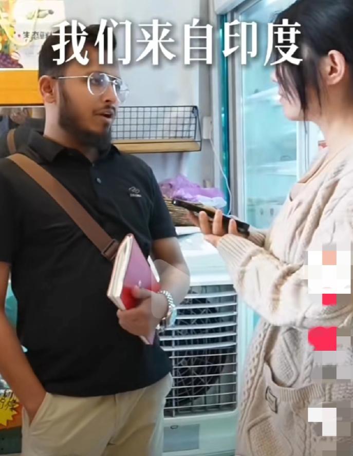 几个印度客户来浙江义乌采购设备，与中国商人讨价还价，经过双方激烈的磋商后敲定了价