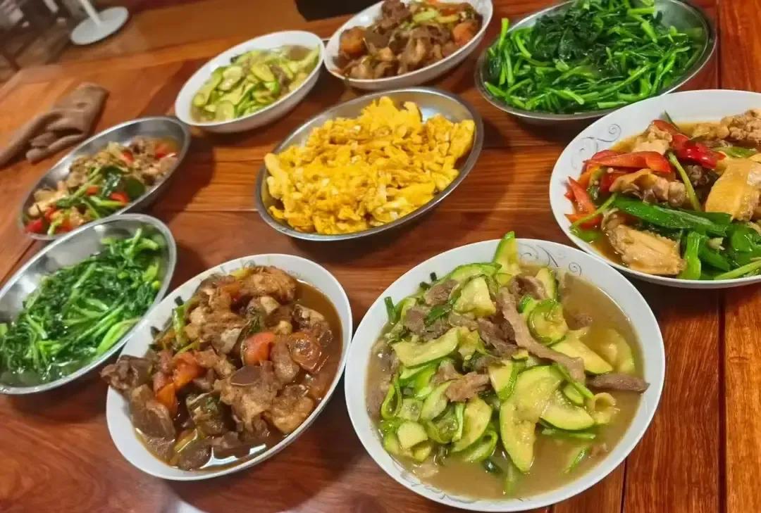 博主发视频说婆婆不直接开口，先拉舅舅再拉三姑六婆排队劝我贤惠。我听完头皮发麻，