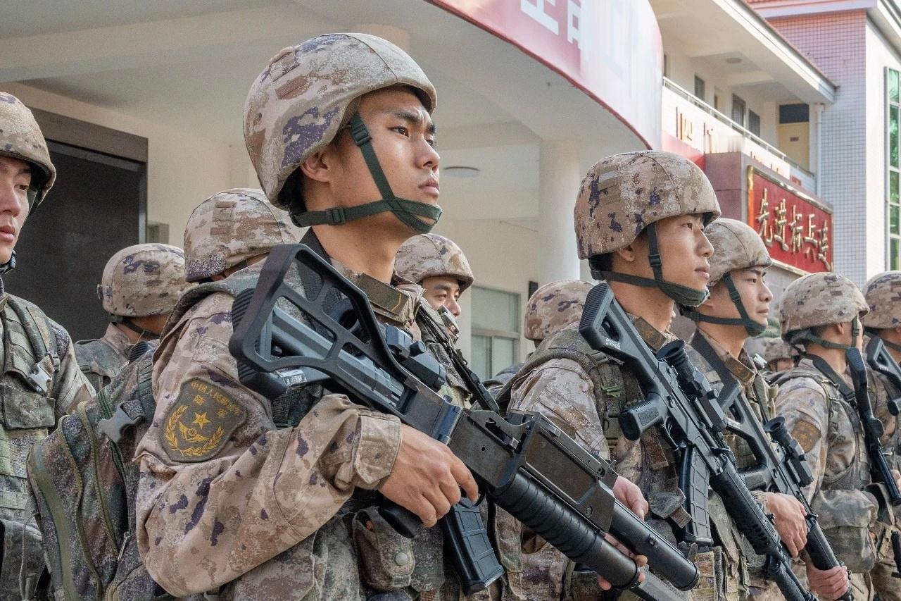 布什戈门，有没有人认得这是个啥武器？破案了，QLL12泵动榴弹发射器能打爆