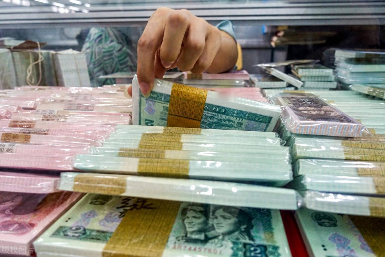 战斗民族现在来借钱了，指明要人民币。俄罗斯上门借人民币，这波操作把美元霸权干懵