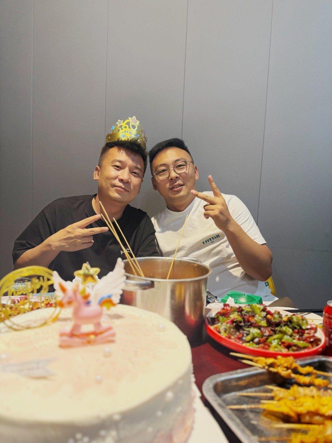 上一秒还是兄弟，下一秒都多余了[大笑][大笑]37了老登心里有点数生日快乐