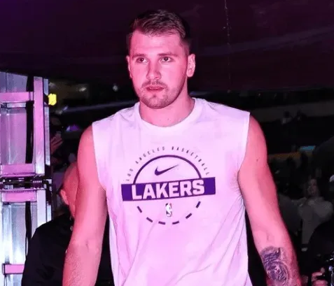 NBA常规赛，湖人118-116战胜马刺。赛后，卢卡-东契奇接受了采访。谈到自