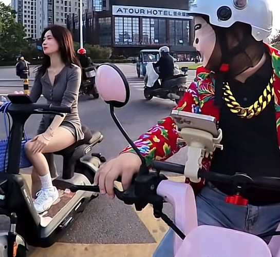 这个女生骑的电动车可真好看