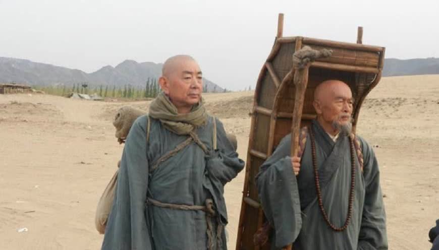 古代，有个小偷夜里趴在寡妇家屋梁上，想偷点银子，他看见一个老头推开了寡妇的门，走