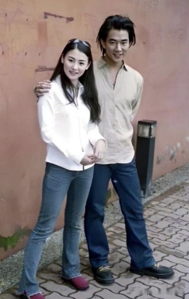 张柏芝年轻时候的五官是360度无死角的美，鼻子圆润立体，笑起来自然清新，颜值比刘