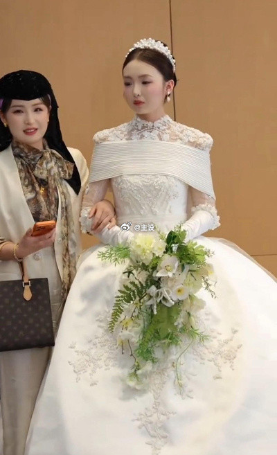 新娘的妈妈才32岁，回族人好漂亮。