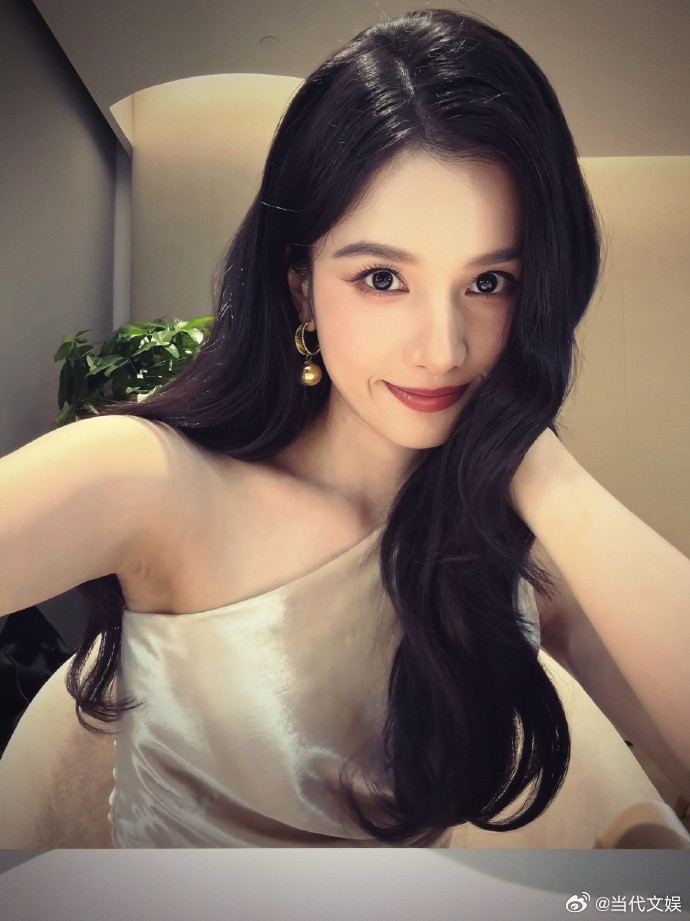 张婧仪完全贵卡级别张婧仪随手一拍就出片了，完全是贵卡级别的张婧仪随手一拍就出片了