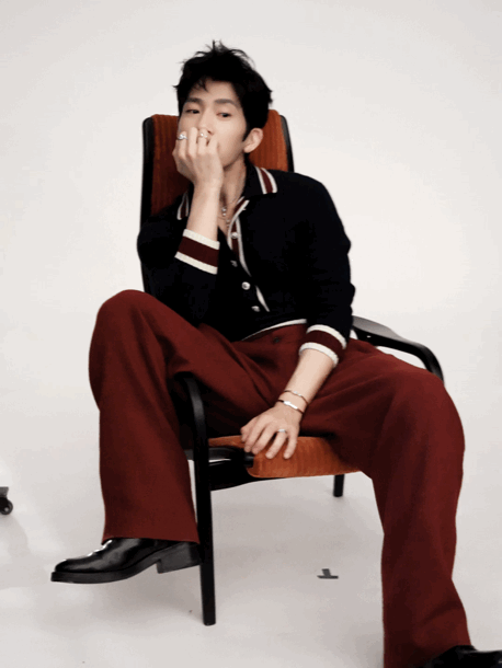 被井柏然的下颌线划到了井柏然的面部线条太优越了！清晰的下颌线让他的侧颜堪称完美