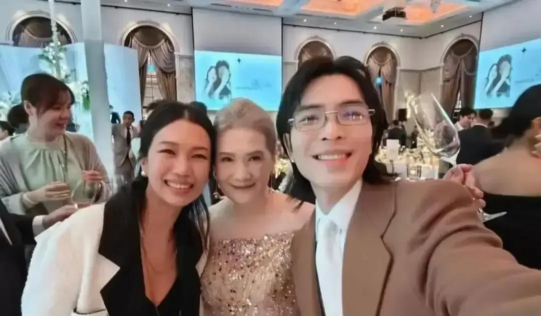 许玮甯和邱泽在台北完婚，萧敬腾一开口就把仪式唱成演唱会。我刷到视频时正啃面包，