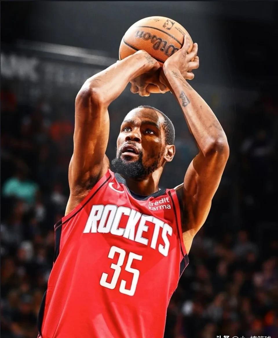 37岁的杜兰特，三分命中率竟然冲到了43.7%！这简直不合常理。谁说大个子就