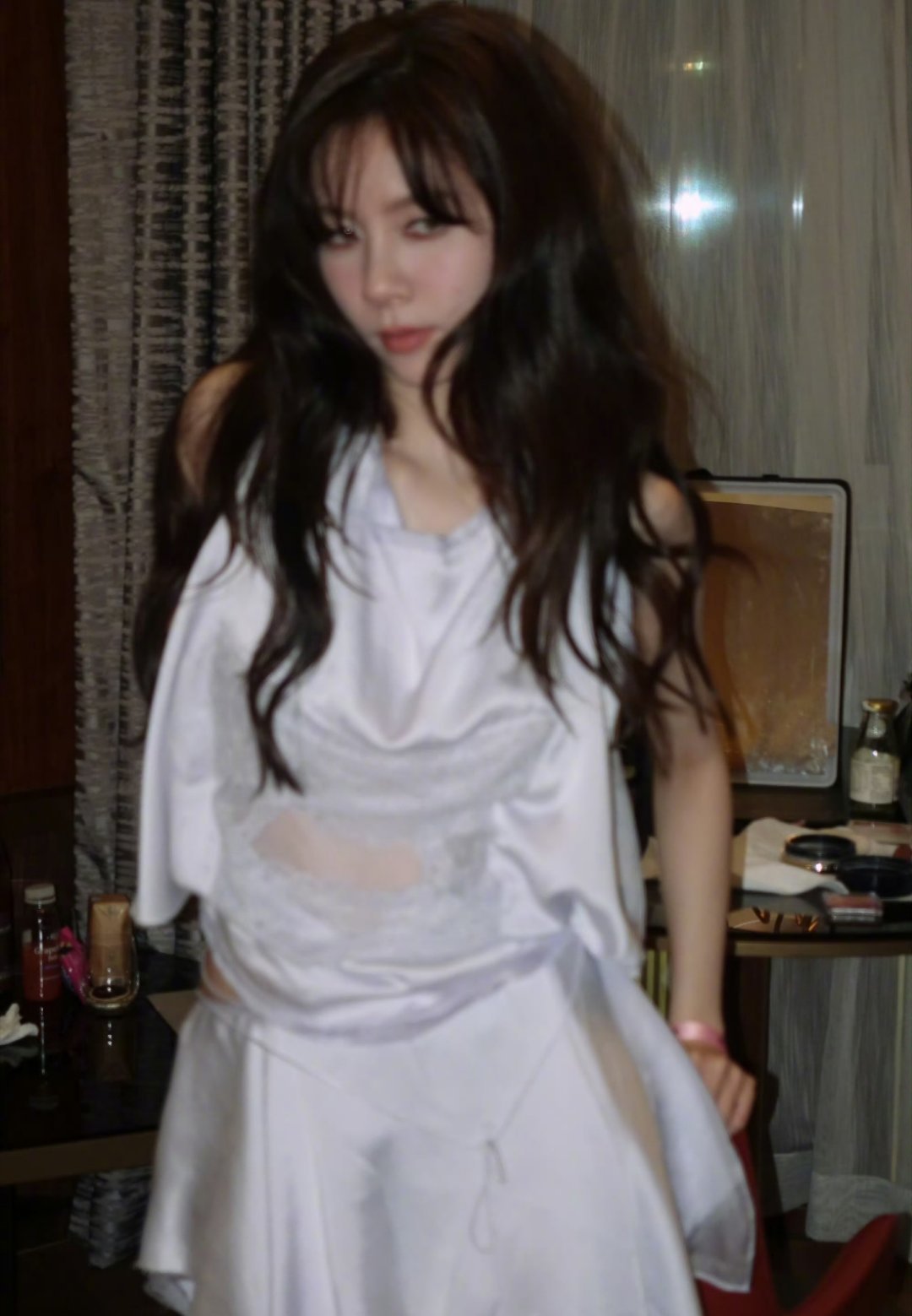 CC，宋妍霏你的眼睛会说话咋这么萌呀！这个衣服很有设计感