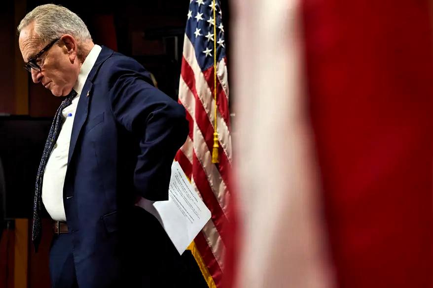 突发新闻：川普政府坚持✊多管齐下赢了✌️民主党领袖查克·舒默大败。昨晚参议院