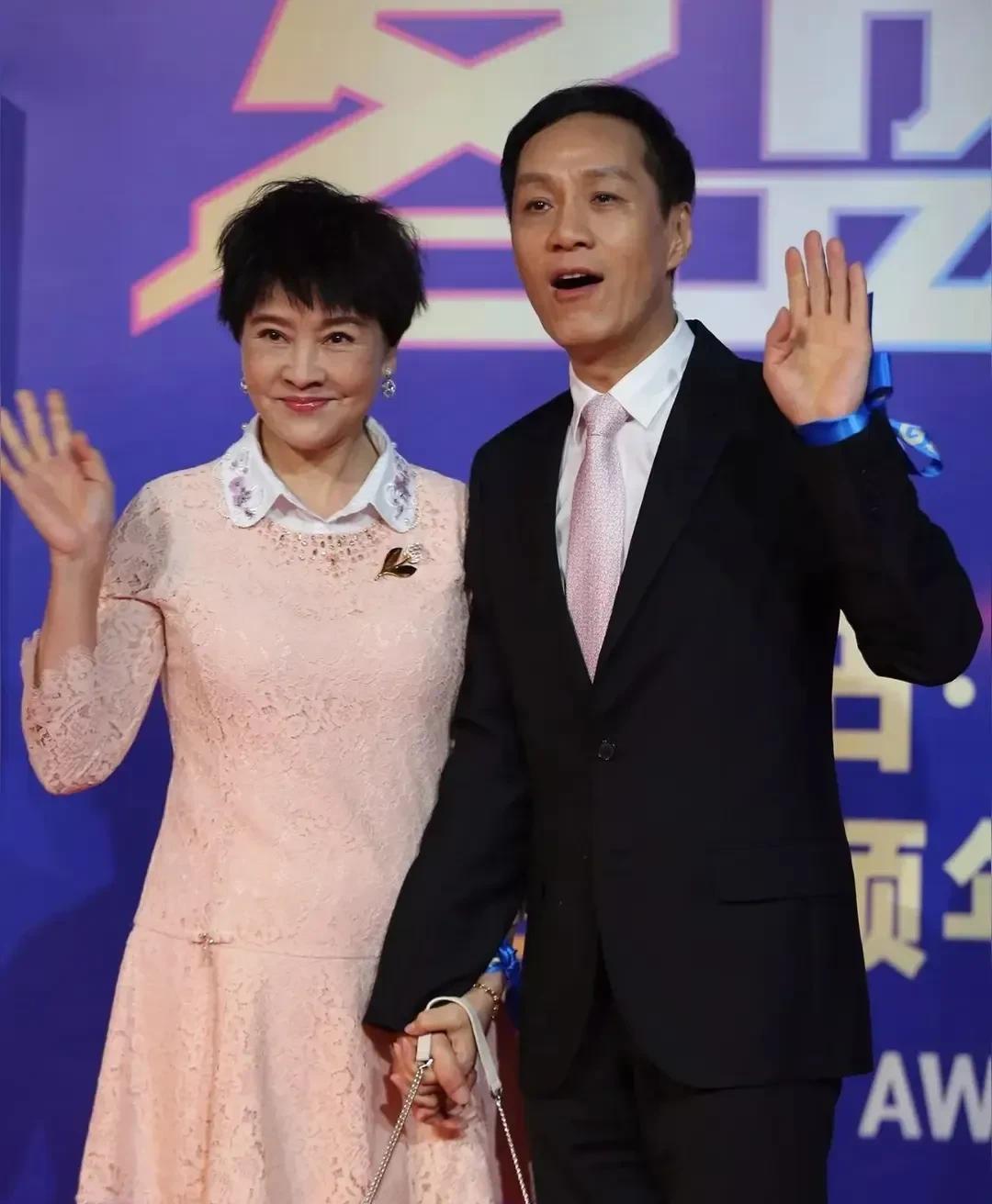 主持人问冯远征:“你赞同你老婆整容吗？”冯远征摇摇头，主持人好奇:“为什么？”冯