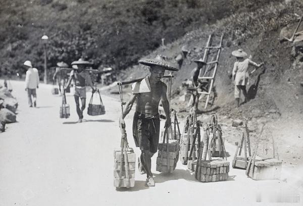 建筑工人运输砖块，香港，1920年