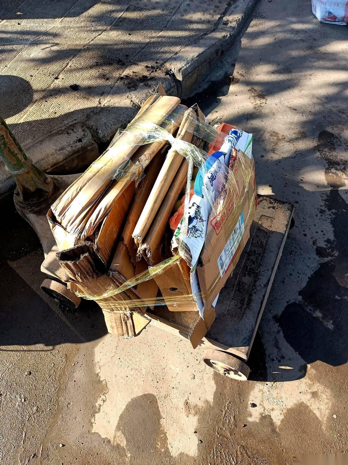 开个车，卖了1块9毛2的纸板。你没看错，就发生在我眼皮子底下。一个挺精神的小伙