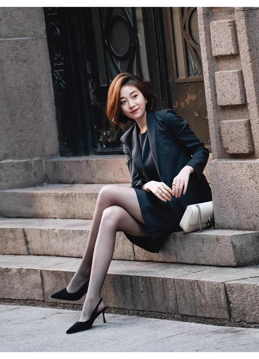 下班图中来一组自拍，配上这通勤气质西装连衣裙职业两件套，效果还真心不错！职场西装