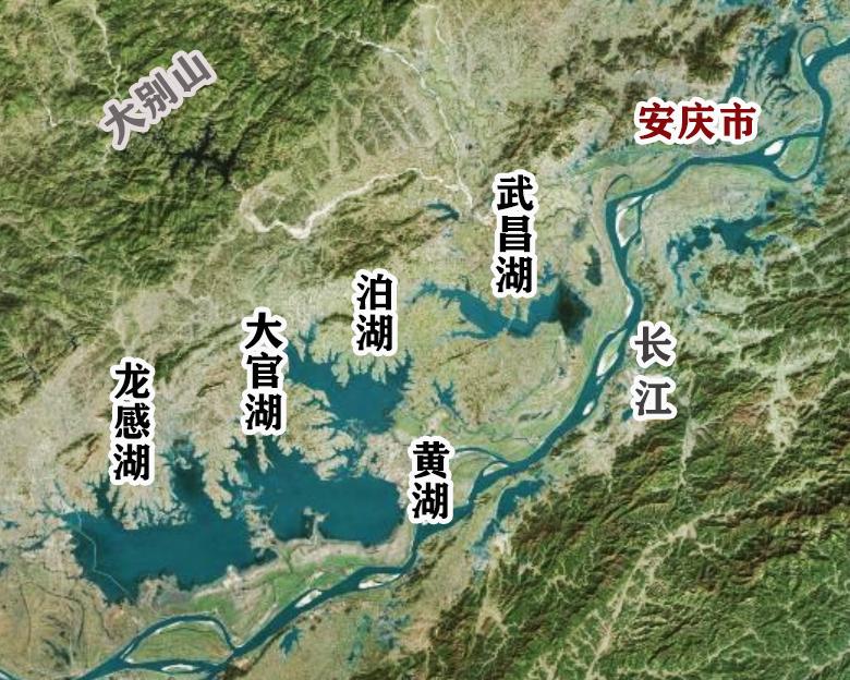 北美有个著名的五大湖群，我国也有个五大湖泊群，在安徽安庆市的长江北岸依次排开。