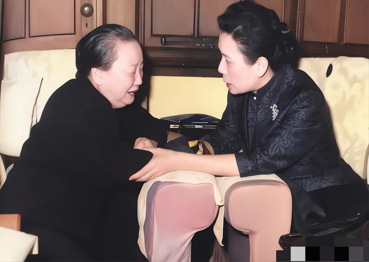 1962年，胡适去世后，宋美龄探望江冬秀的留影，满脸悲伤，老泪纵横