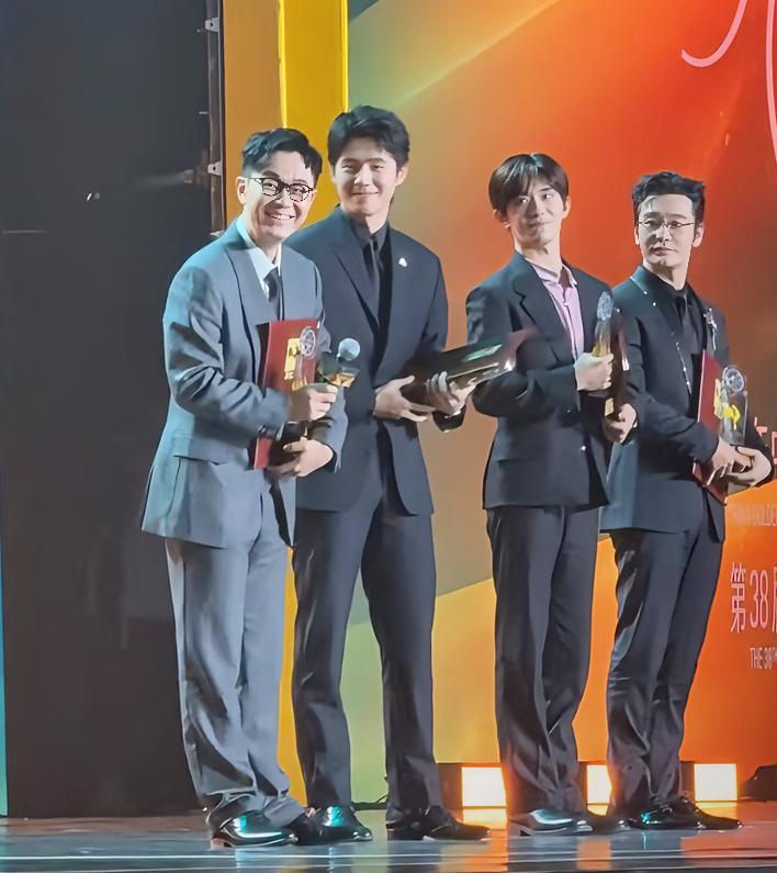 真是误会易烊千玺了以前觉得他官方178的身高水分挺大如今看金鸡奖这同框黄晓