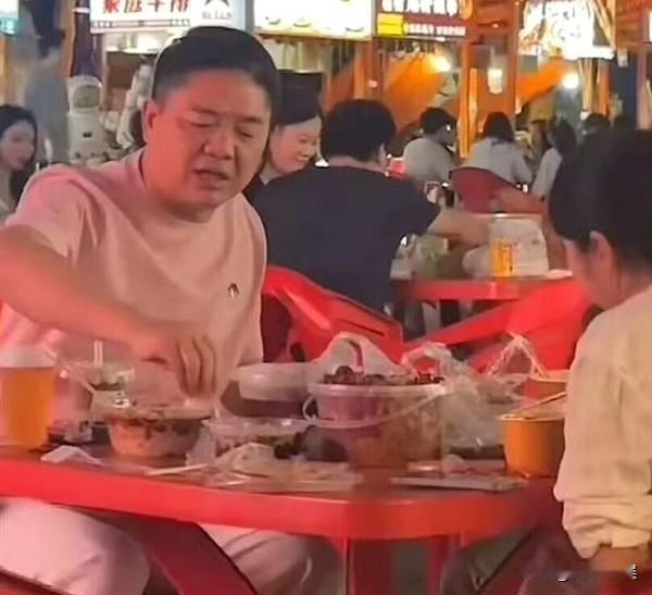 刘强东最新露面，在福州吃路边摊！5月9号，刘强东突然冲上了热搜，这次不是因