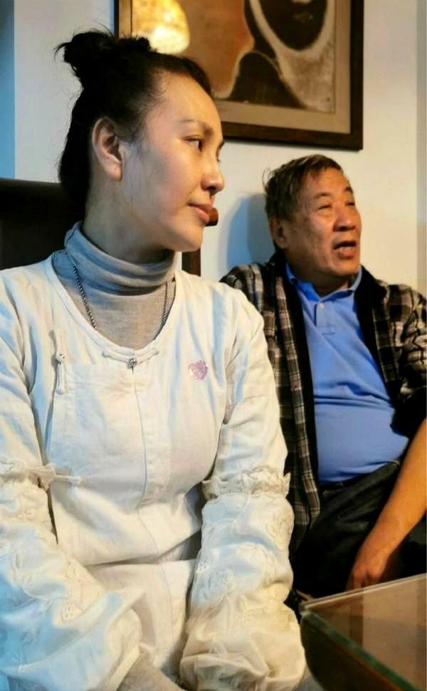 曾在《康熙王朝》里演佟妃的朱晏，在直播间里交了底。52岁的她，早年为了陪女儿淡出