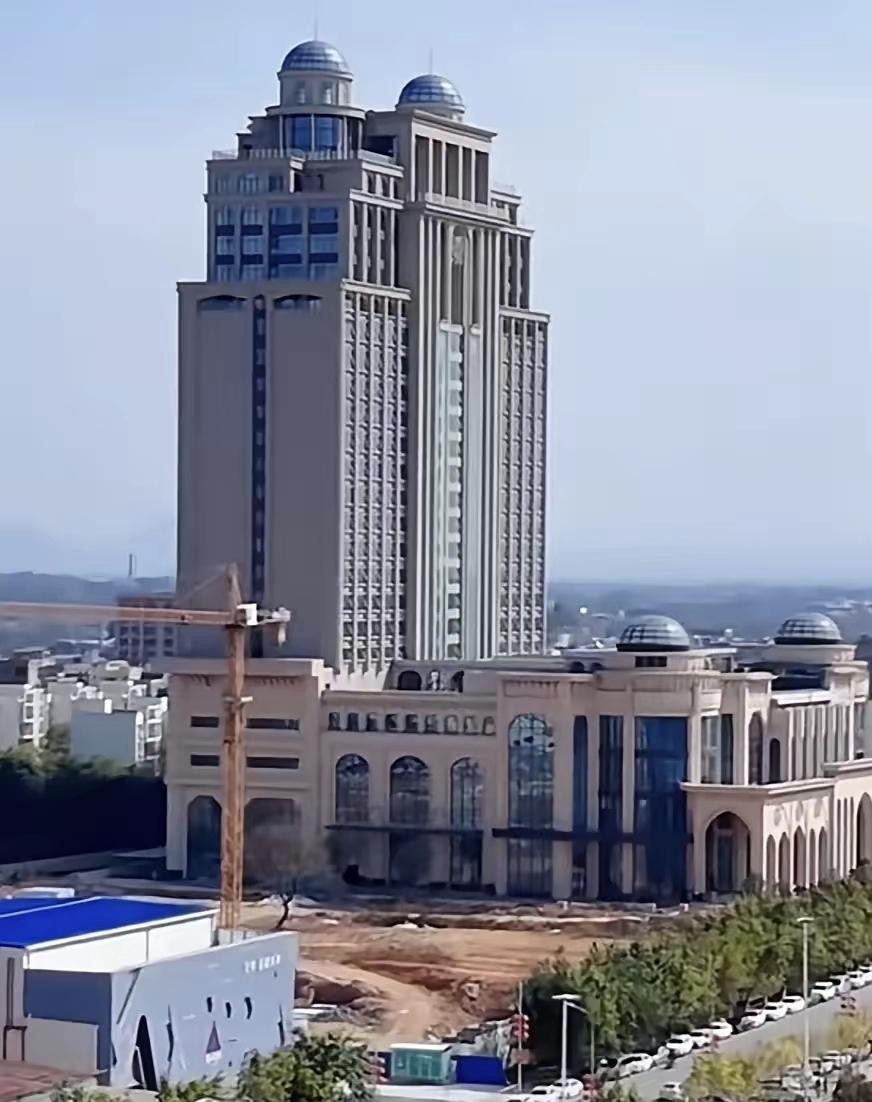 广西平南县这个投资了五亿元的五星级酒店，2021年就封顶了，至今还没有开业。它的