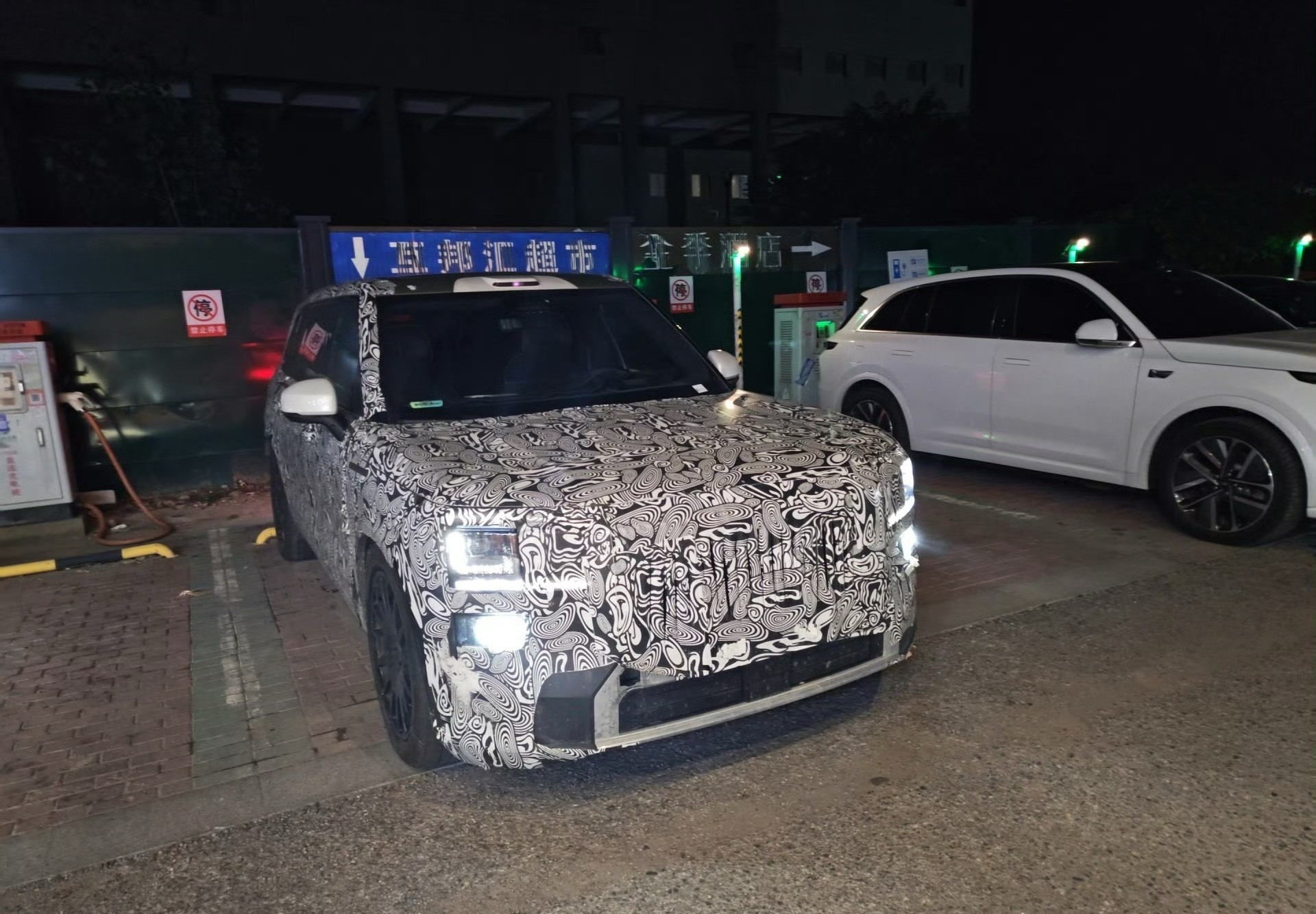 传说这是正在测试的极氪8X！