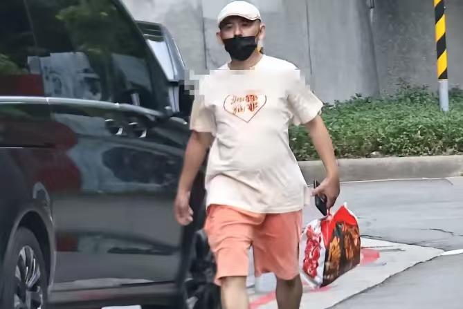 黄子佼长胖了！黄子佼被人拍到去火锅店打包回家，一身休闲的他，很低调，特意戴了口