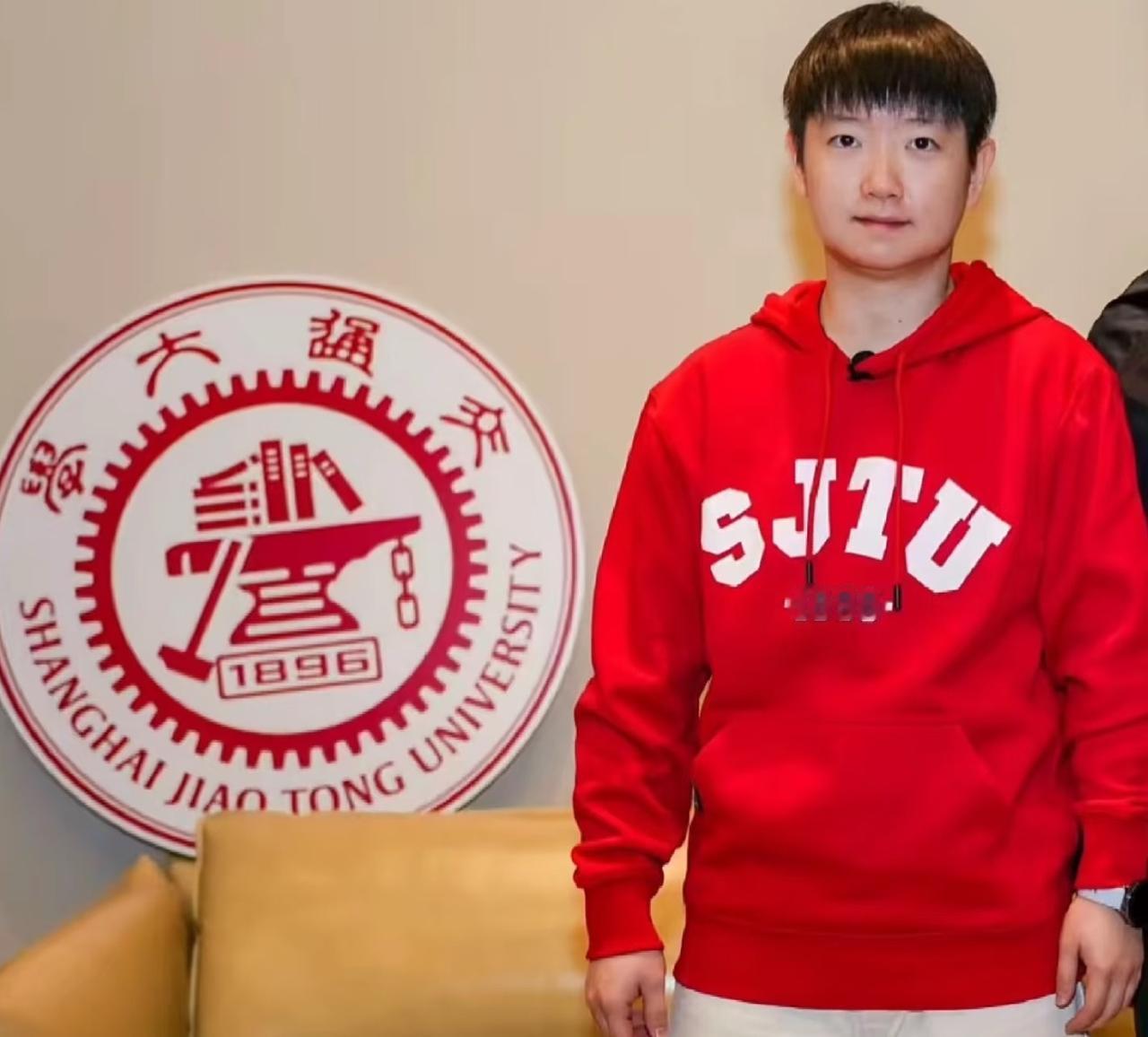 看到这张照片差点就忘了一件事孙颖莎还是个大学生呢，天天看她比赛，没想起来