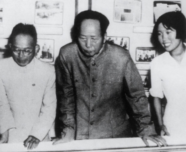 1958年的一天，毛主席来到了安徽省博物馆视察。当一行人来到水产馆的时候，毛主席