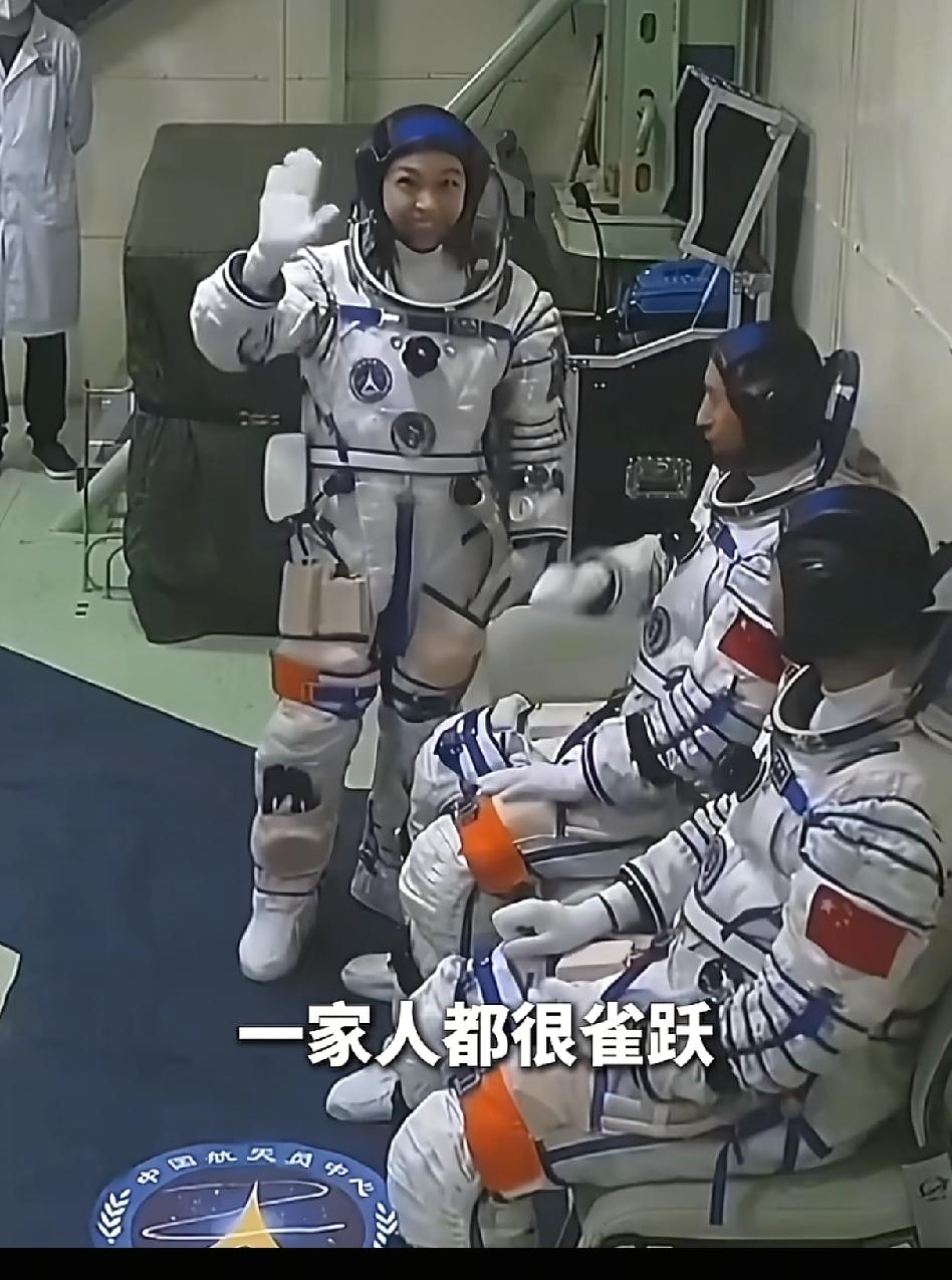 我发现黎家盈的家属被保护的很好，至今没有她爱人和父母的任何采访，我一直以为她的家