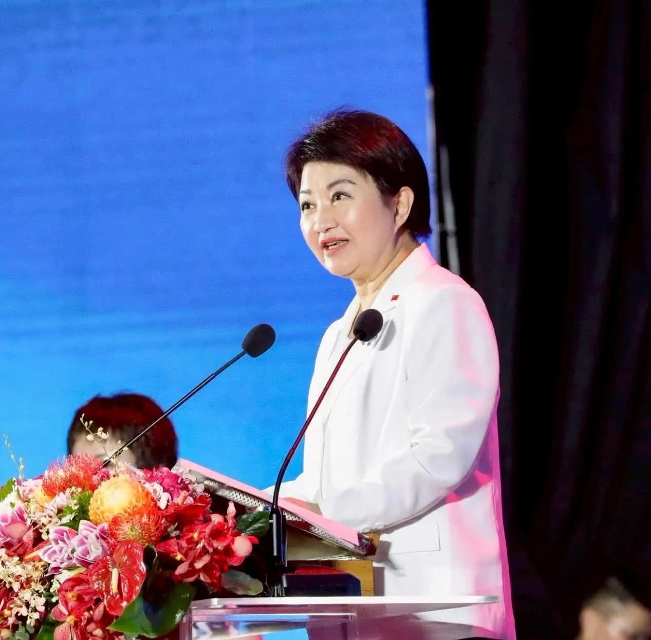 高市早苗当选日本首相之后，台湾省台中市长卢秀燕第一时间在社交平台脸书上发文祝贺，