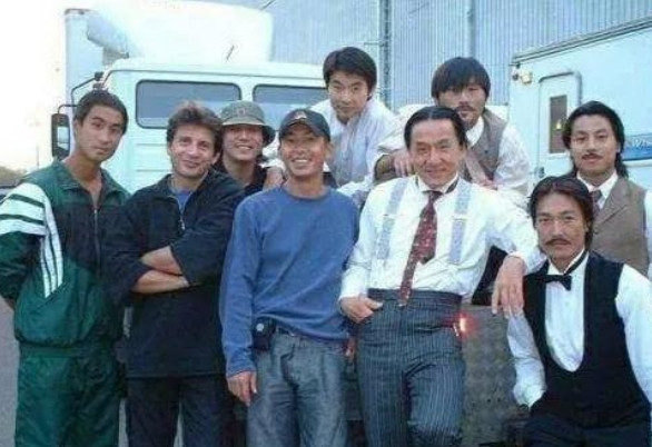 2009年，林凤娇接管成龙影业，上任便开除了跟随成龙三十年的卢惠光，卢惠光找到成