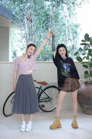 看黄晓明的反应就知道，黄圣依和李嘉格、程潇不是一个咖位的。黄晓明对黄圣依说话客气